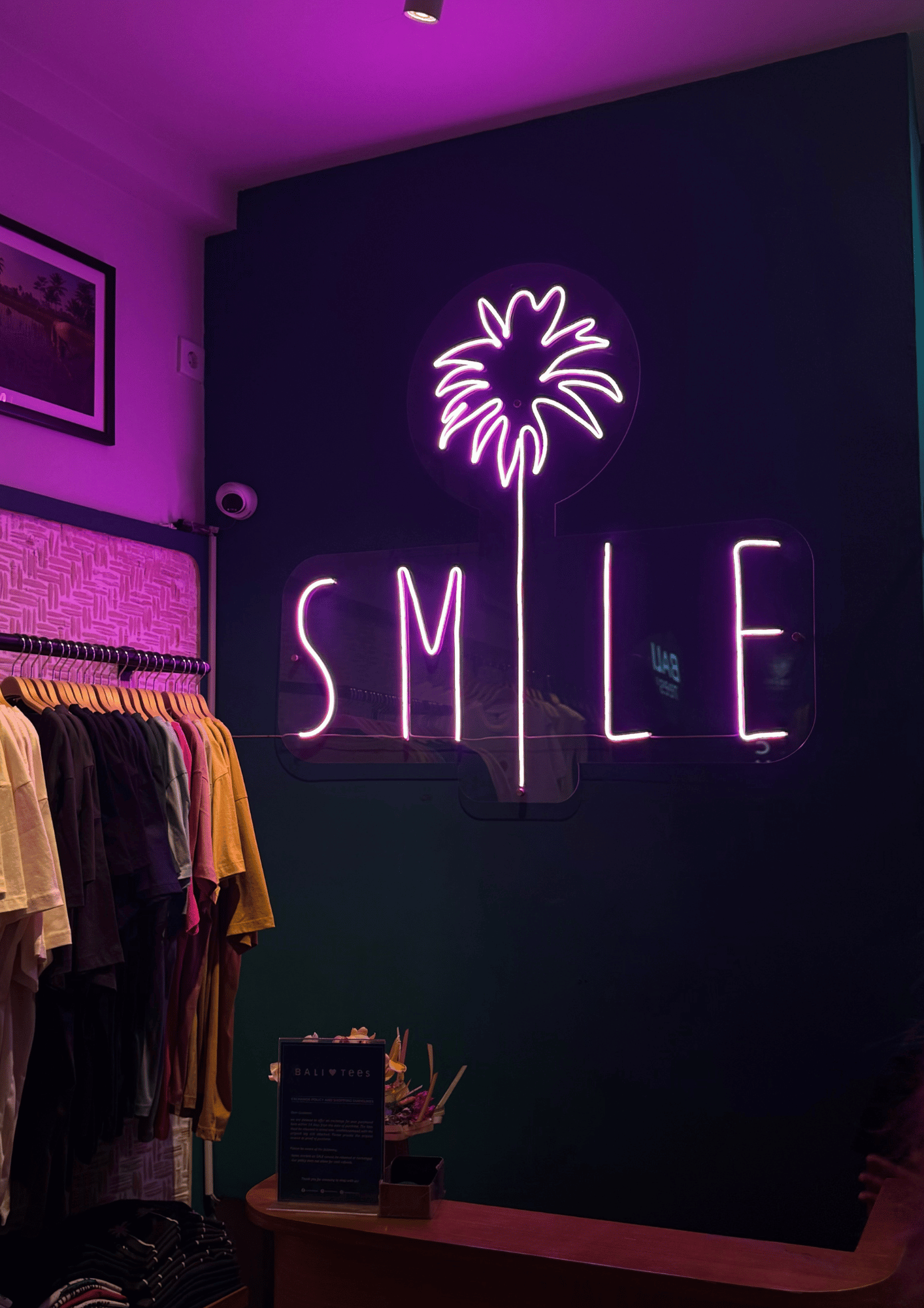 LED Neonschild in Pink das an einer Wand montiert ist