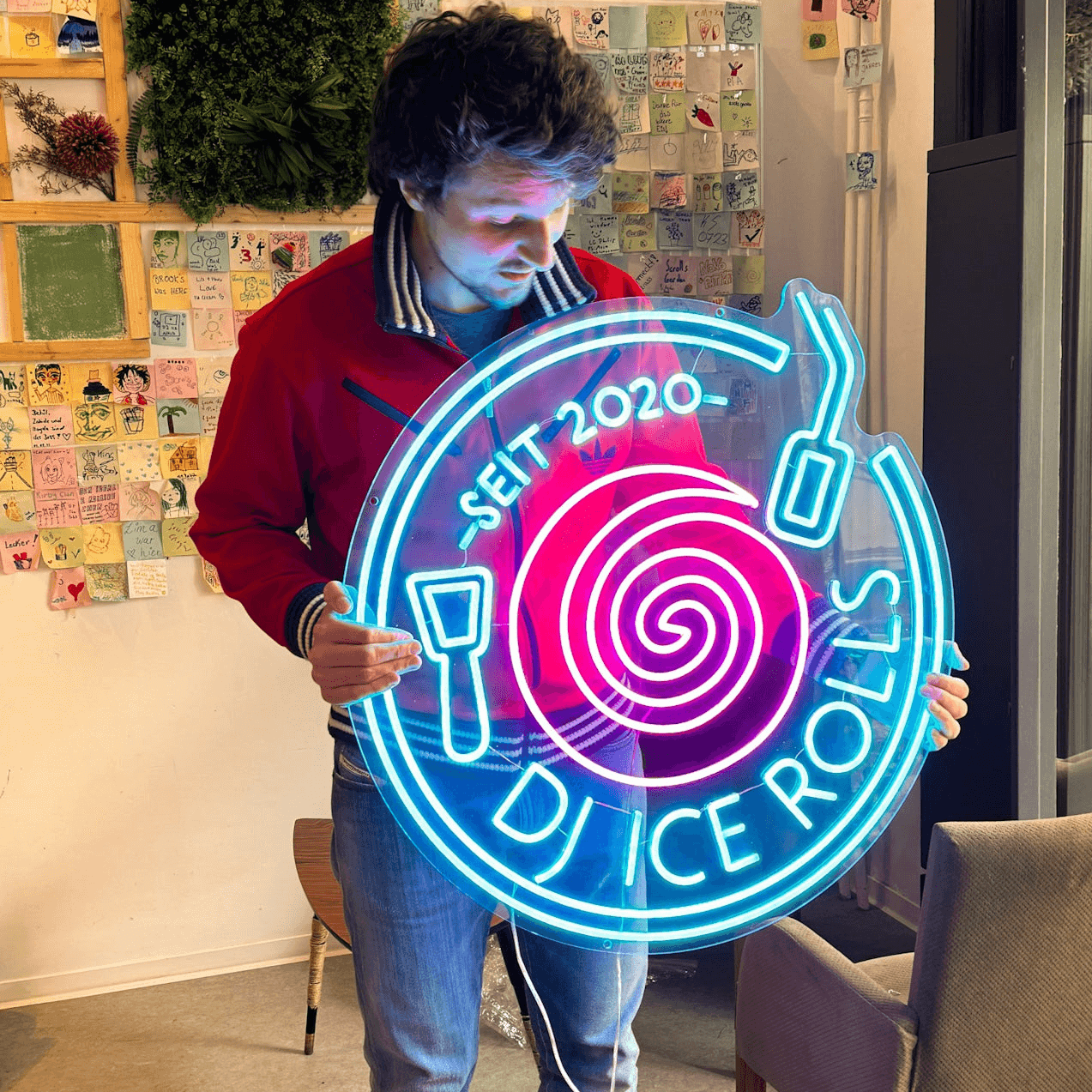 Neonschild für Ladengeschäft wird von Besitzer angeschaut