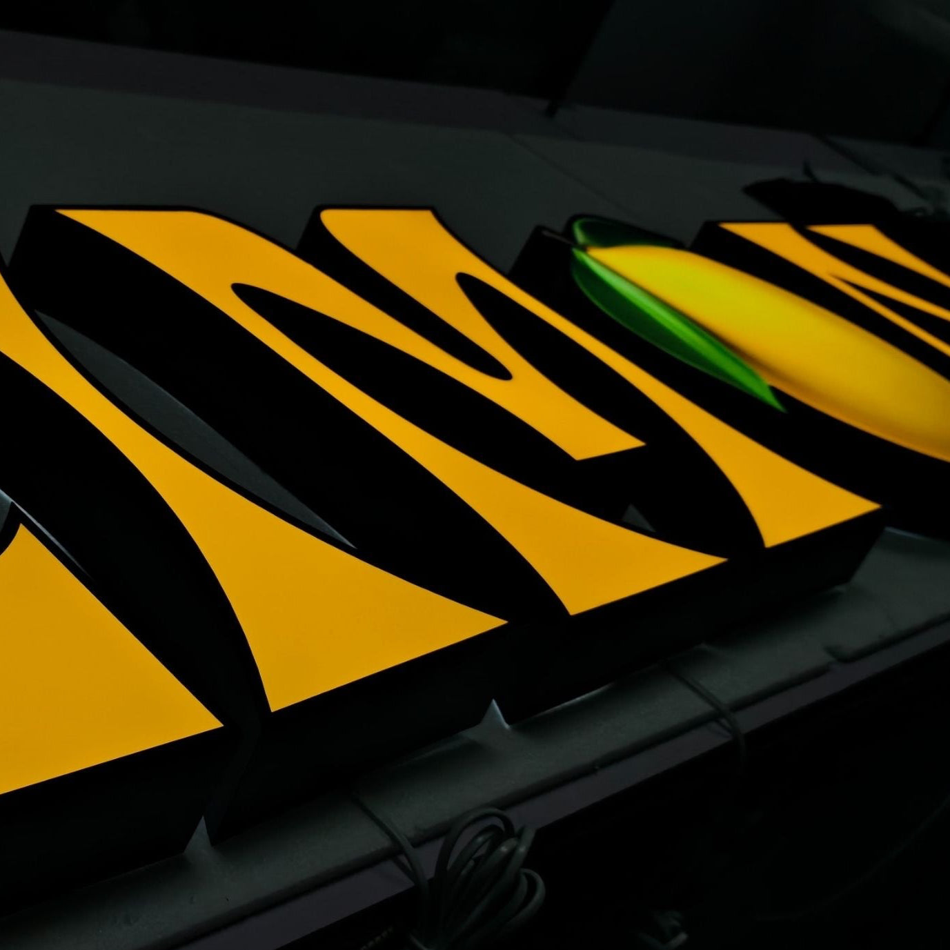 Metall Buchstaben mit Logo Gelb