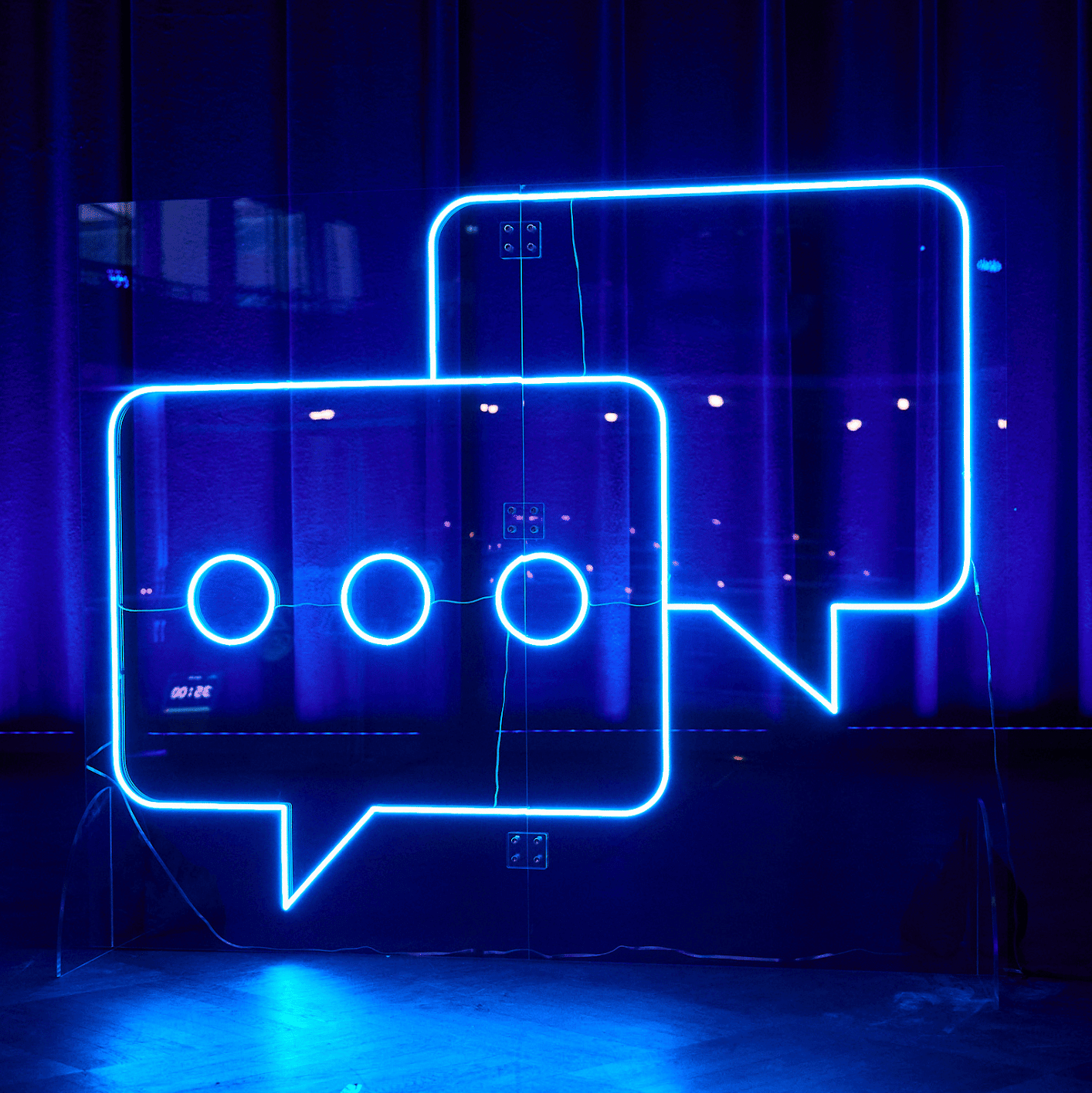 Neonschild auf einer Bühne