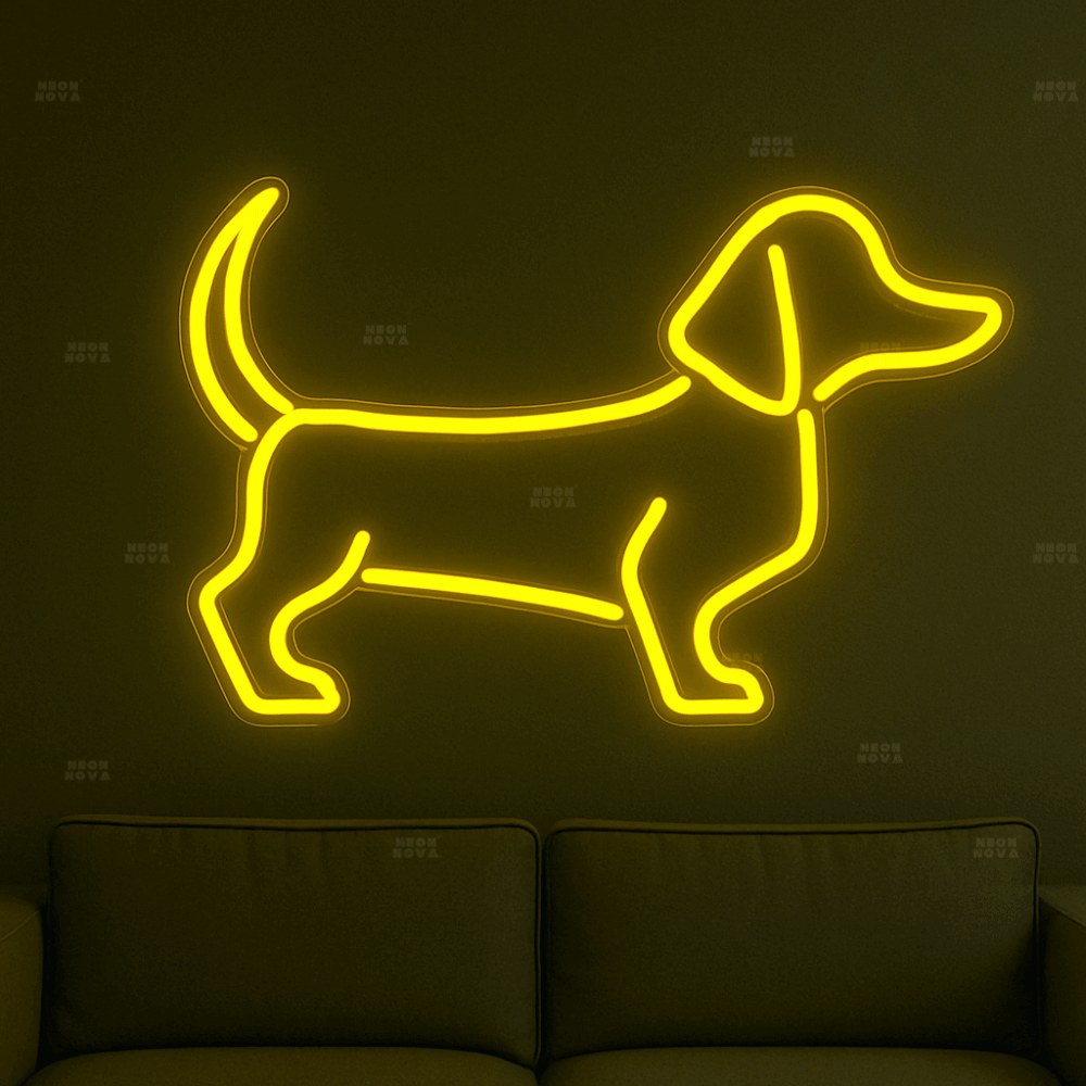 LED Neonschild "Dackel" in Gelb an dunkler Wand montiert