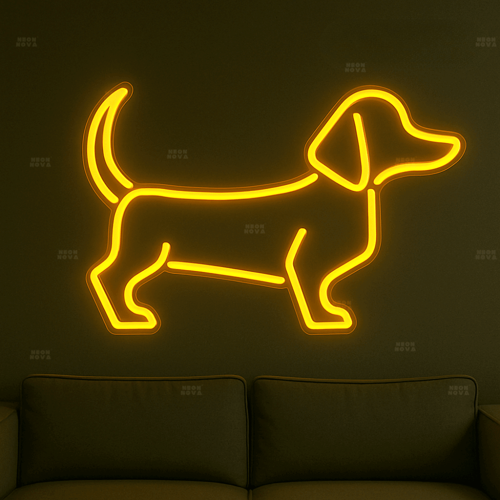 LED Neonschild "Dackel" in Goldgelb an dunkler Wand montiert