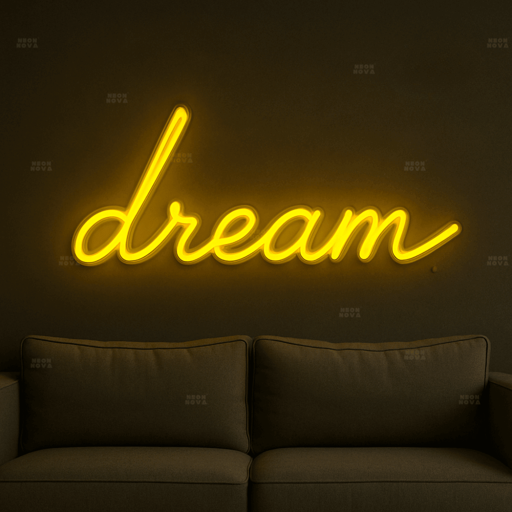 LED Neonschild "dream" in Gelb an dunkler Wand montiert