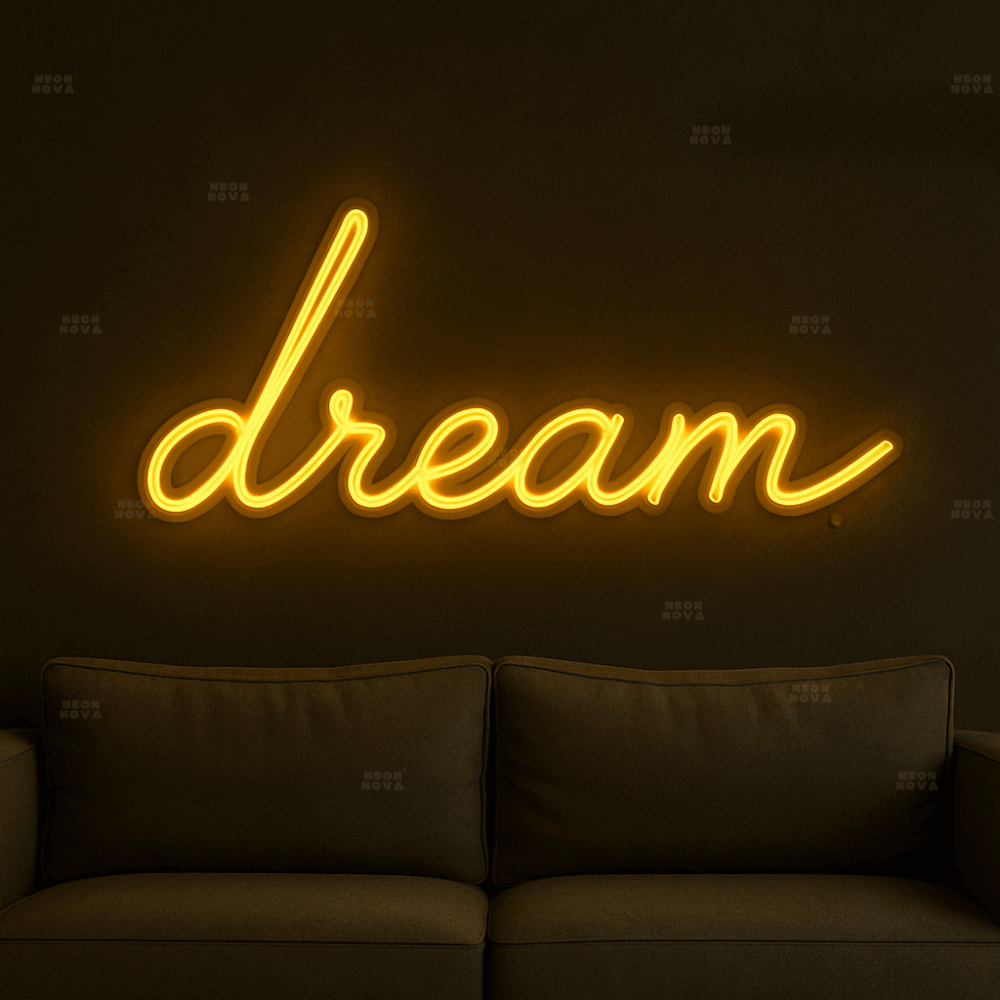 LED Neonschild "dream" in Goldgelb an dunkler Wand montiert