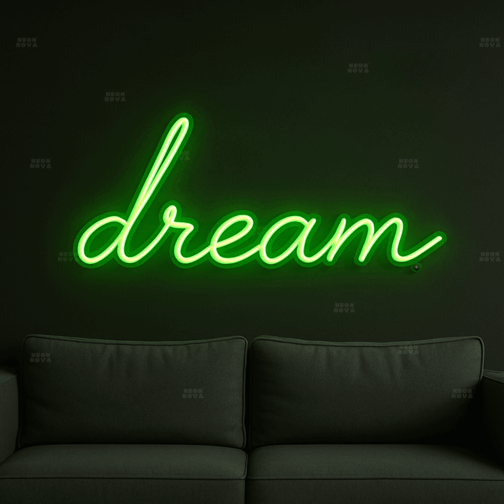 LED Neonschild "dream" in Grün an dunkler Wand montiert