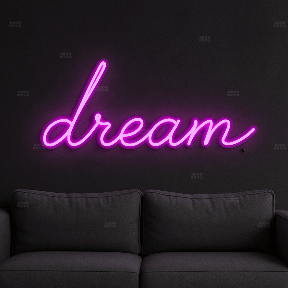 LED Neonschild "dream" in Hotpink an dunkler Wand montiert