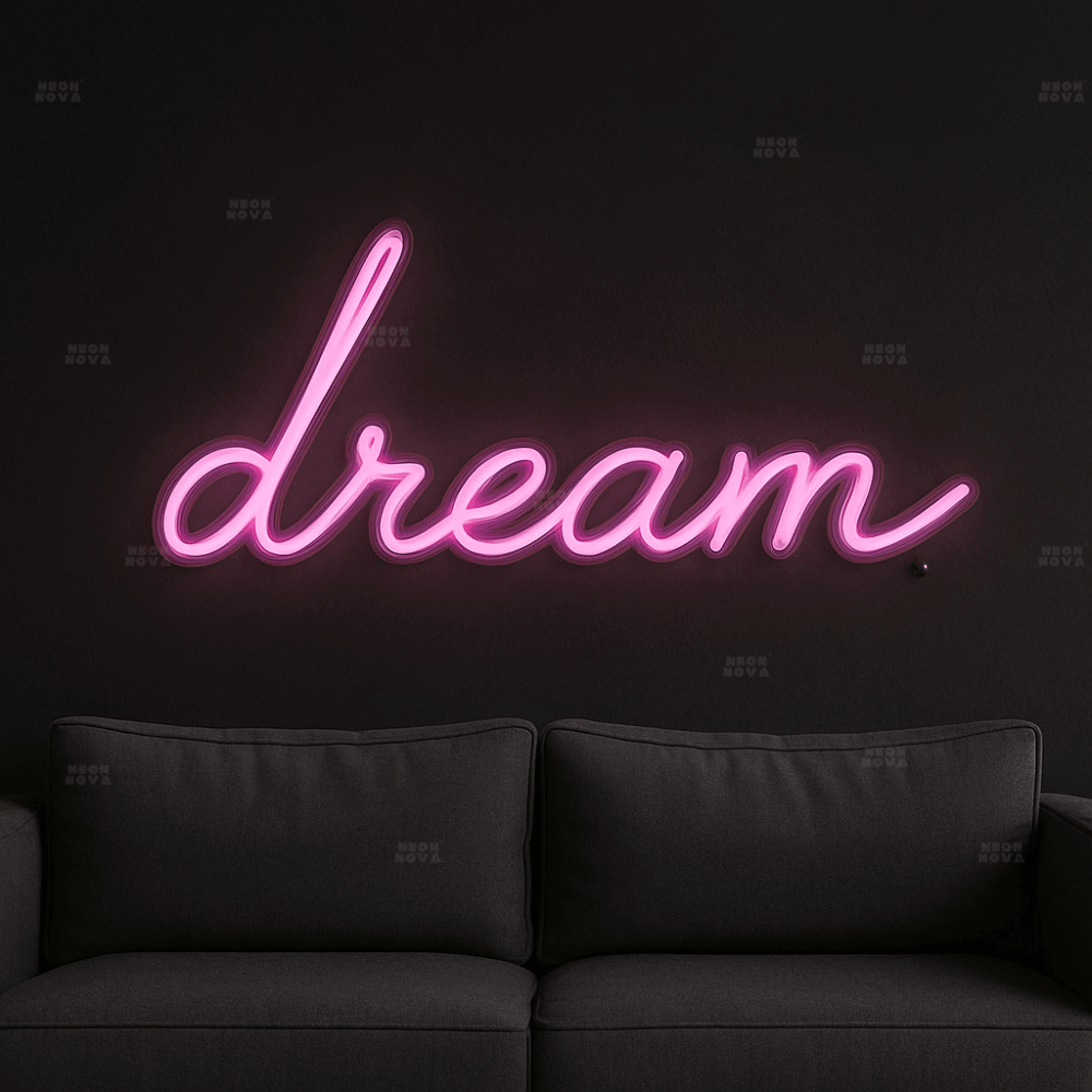 LED Neonschild "dream" in Pink an dunkler Wand montiert
