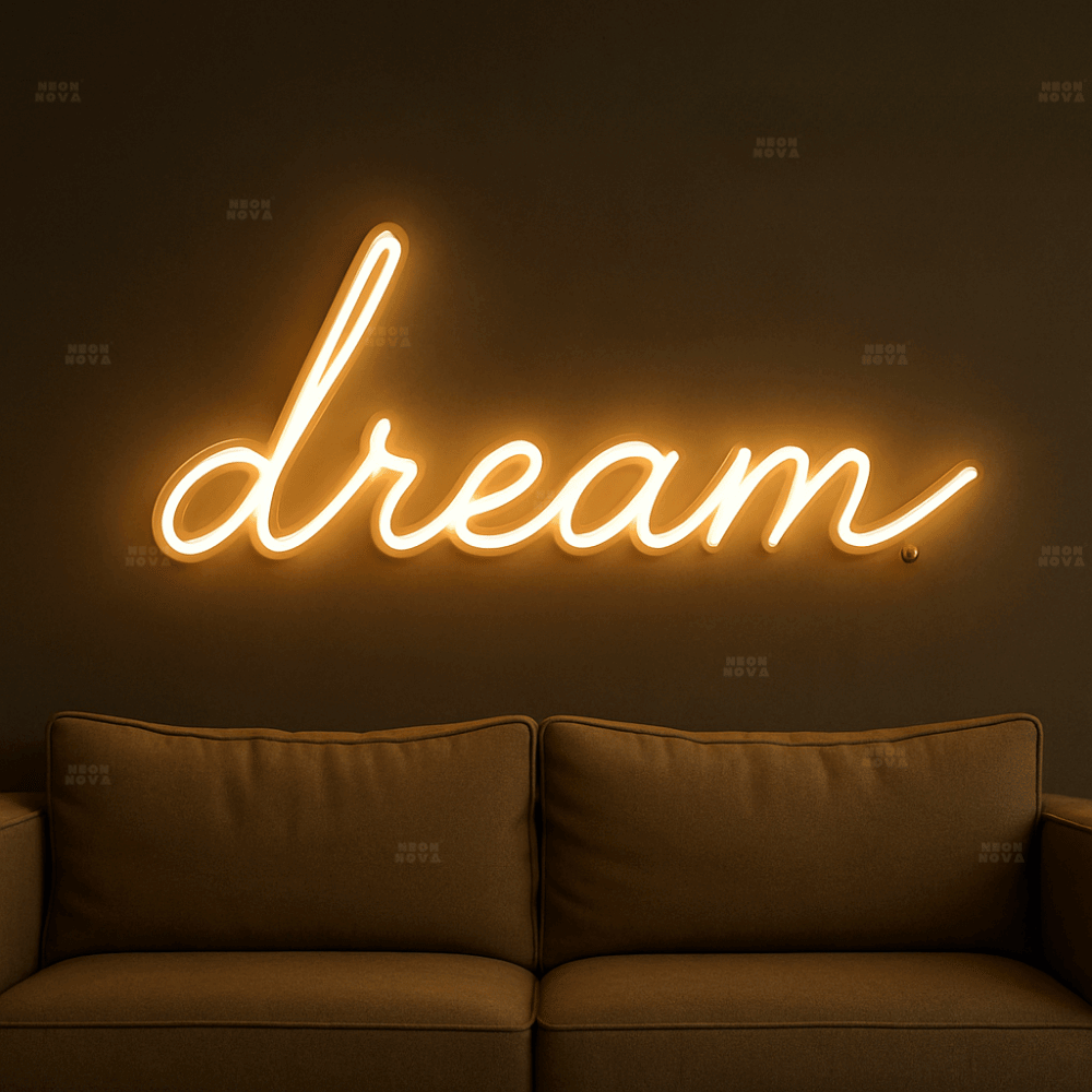 LED Neonschild "dream" in Warmweiß an dunkler Wand montiert