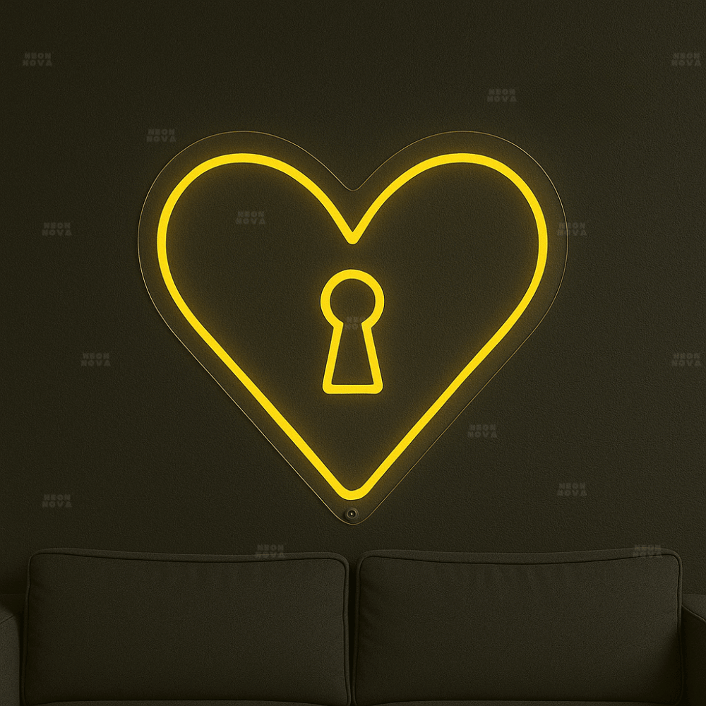 LED Neonschild "Herzschloss" in Gelb an dunkler Wand montiert
