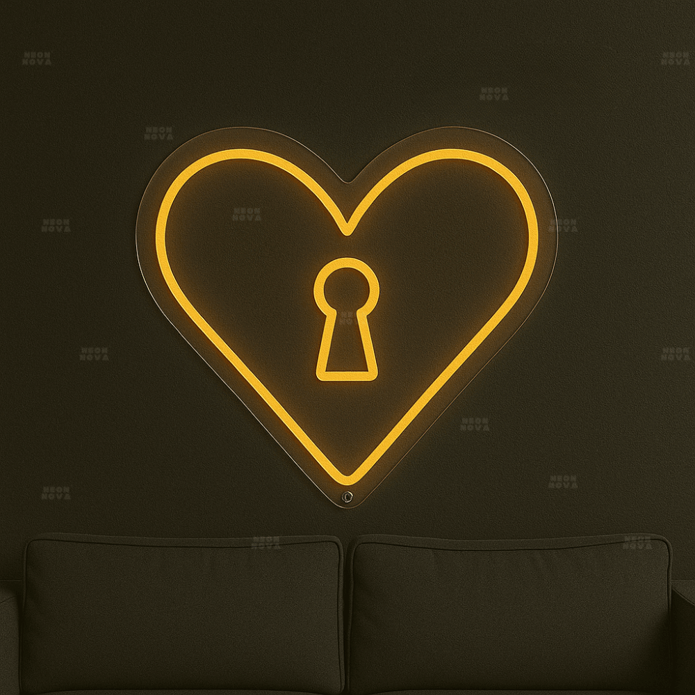 LED Neonschild "Herzschloss" in Goldgelb an dunkler Wand montiert