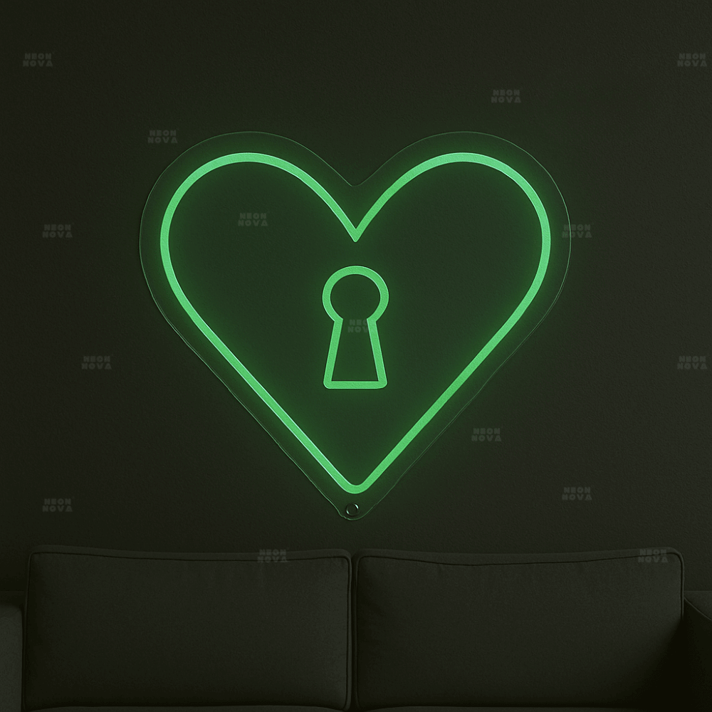 LED Neonschild "Herzschloss" in Grün an dunkler Wand montiert