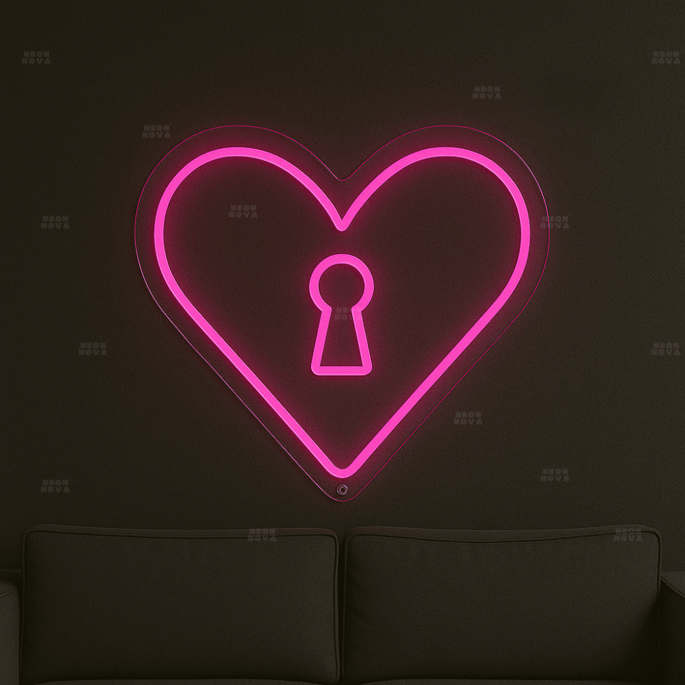 LED Neonschild "Herzschloss" in Hotpink an dunkler Wand montiert