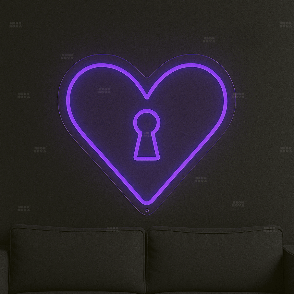 LED Neonschild "Herzschloss" in Lila an dunkler Wand montiert