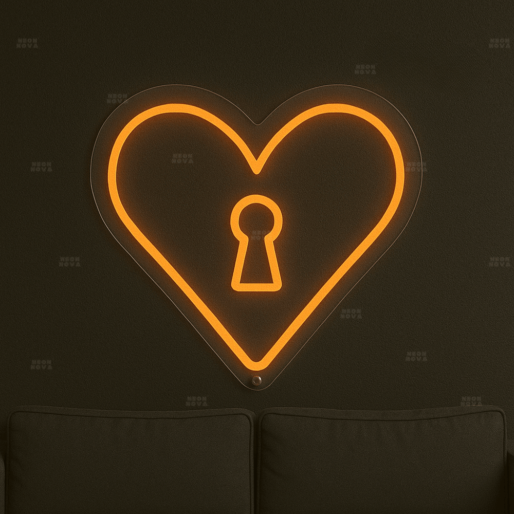 LED Neonschild "Herzschloss" in Orange an dunkler Wand montiert