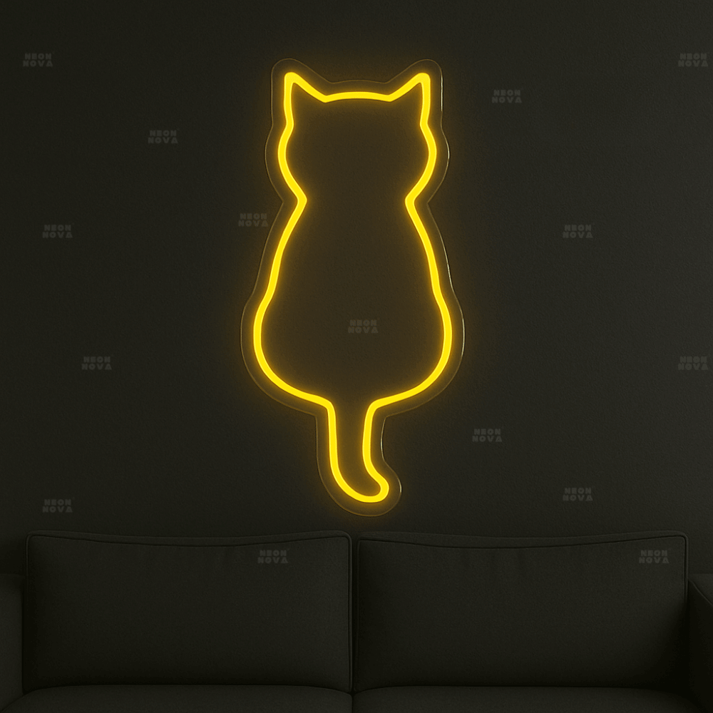 LED Neonschild "Katze" in Gelb an dunkler Wand montiert