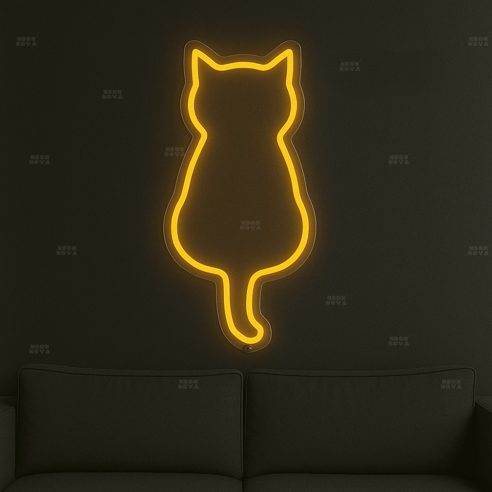 LED Neonschild "Katze" in Goldgelb an dunkler Wand montiert
