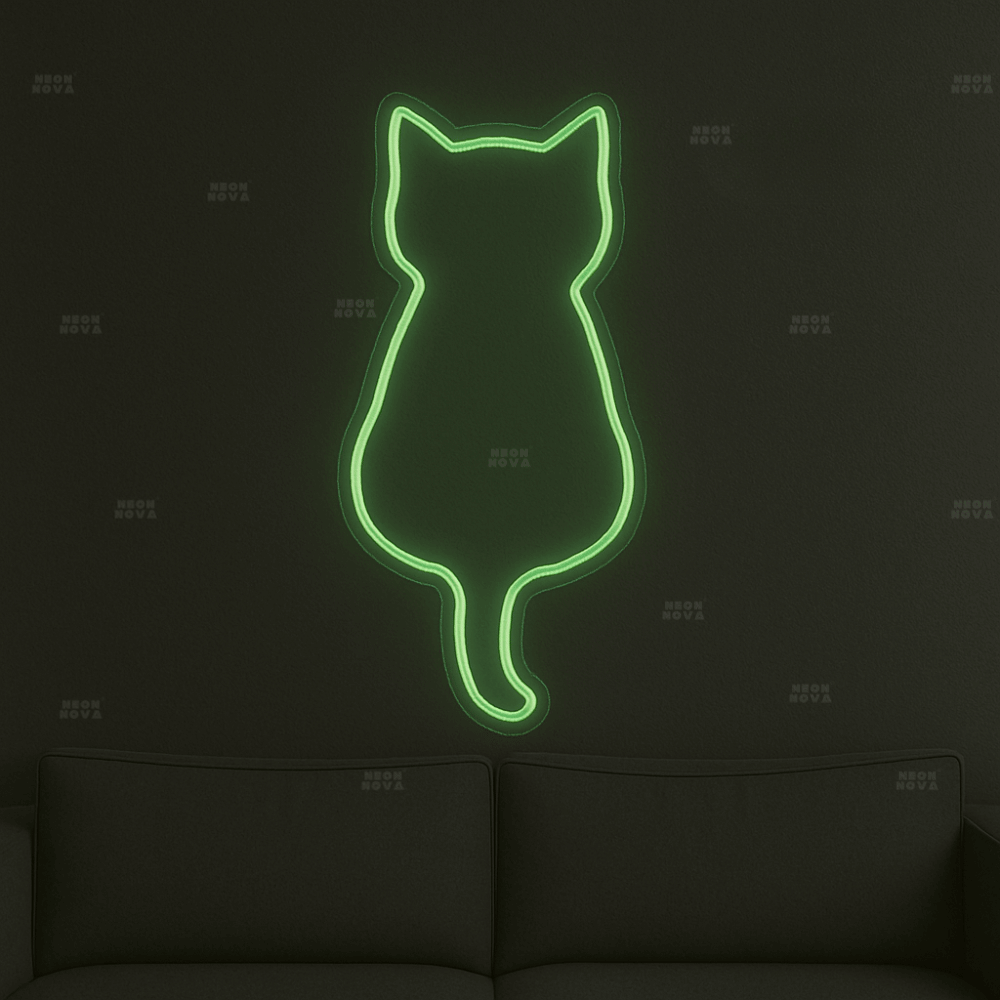 LED Neonschild "Katze" in Grün an dunkler Wand montiert