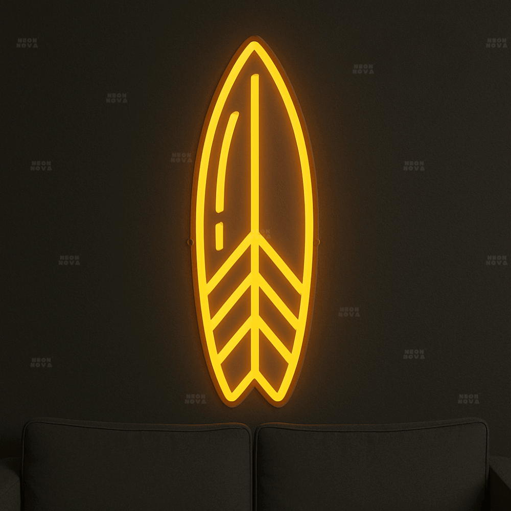 LED Neonschild "Surfboard" in Goldgelb an Wand montiert