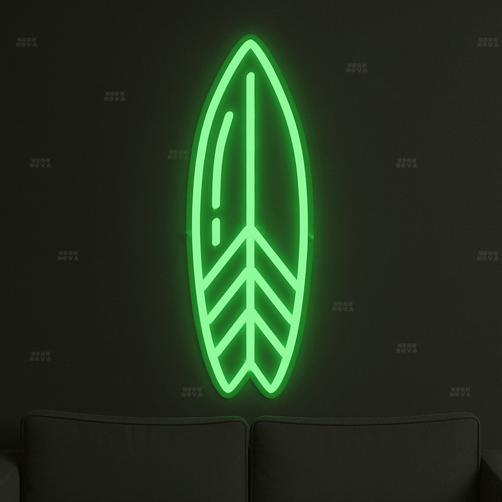 LED Neonschild "Surfboard" in Grün an Wand montiert