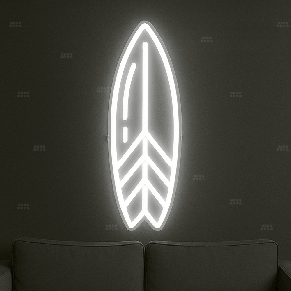 LED Neonschild "Surfboard" in Kaltweiß an Wand montiert