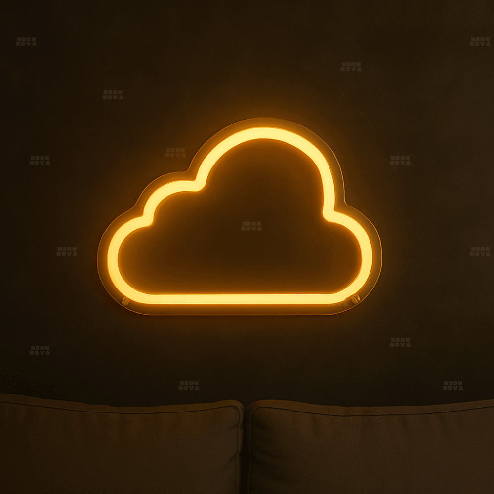 LED Neonschild Wolke in Goldgelb an dunkler Wand montiert