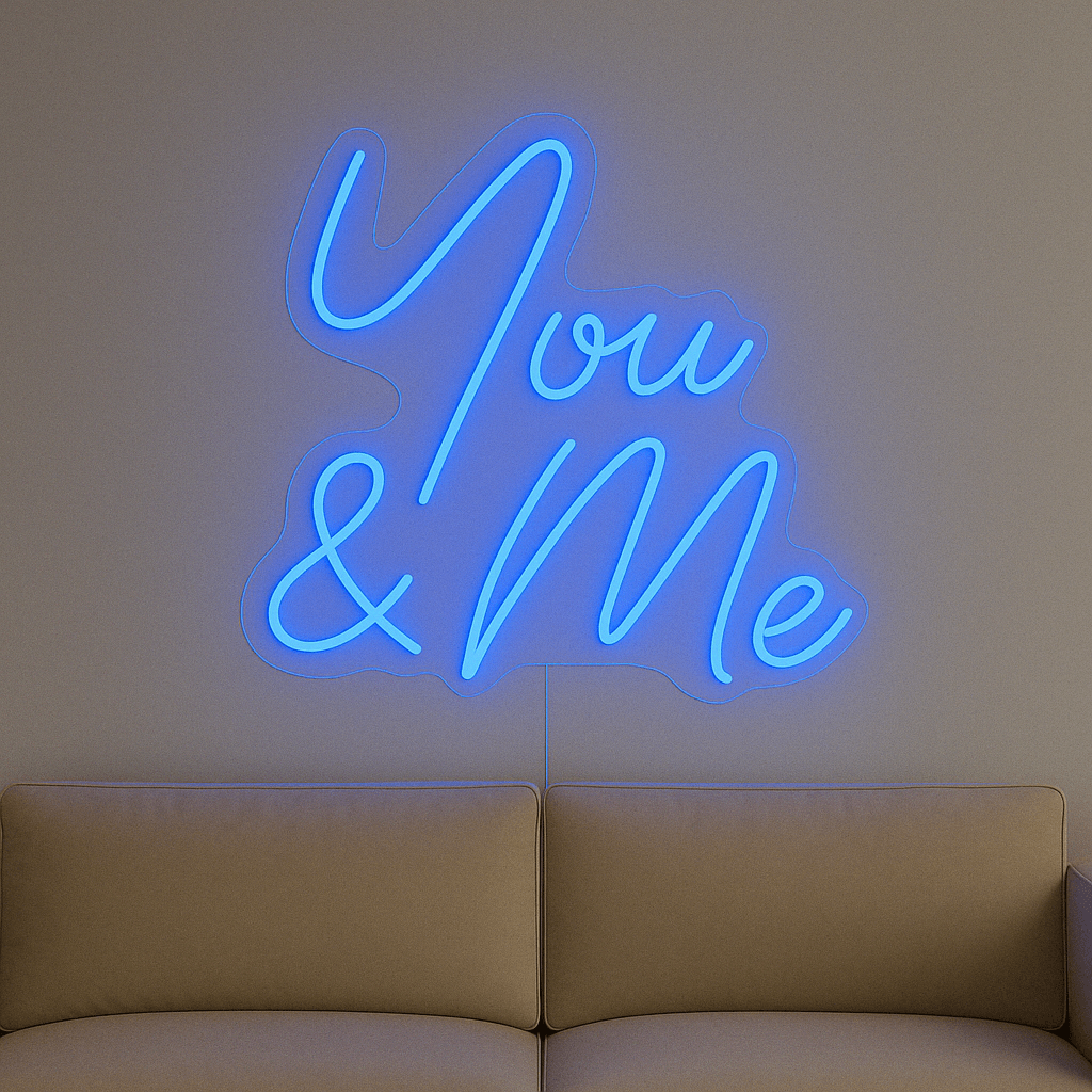 LED Neonschild "You & Me" in Blau an Wand montiert