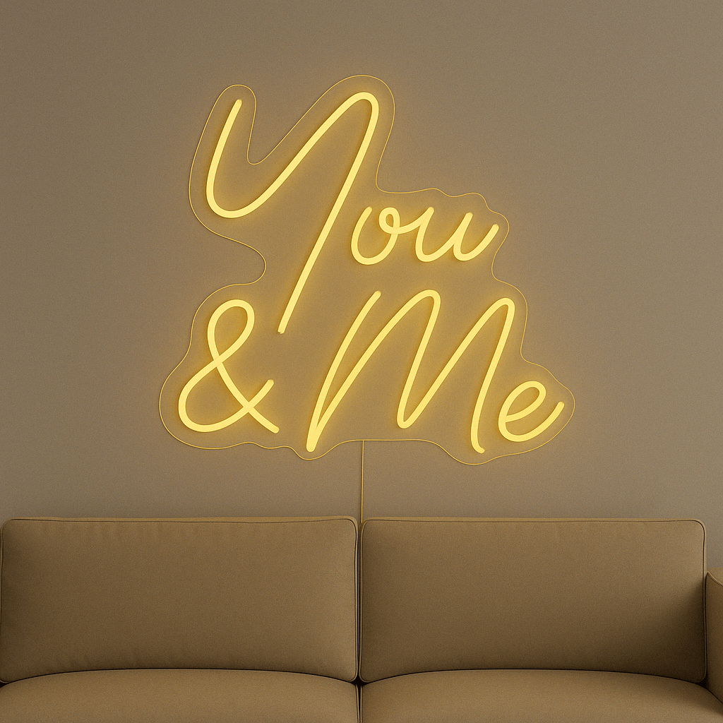 LED Neonschild "You & Me" in Gelb an Wand montiert