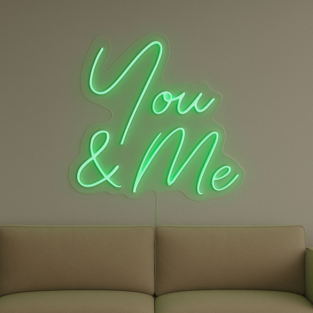 LED Neonschild "You & Me" in Grün an Wand montiert