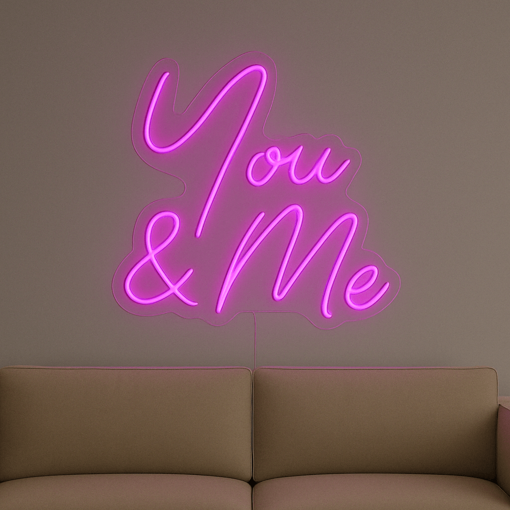 LED Neonschild "You & Me" in Hotpink an Wand montiert