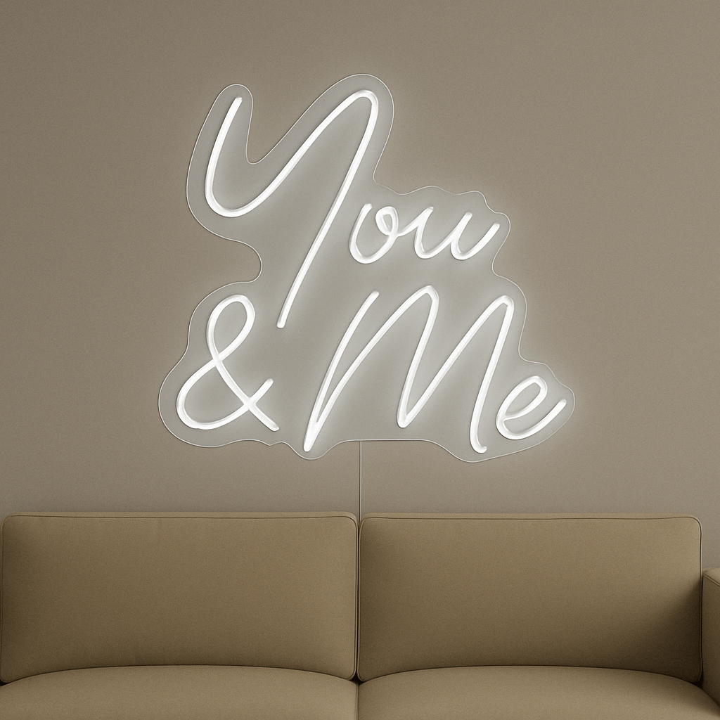 LED Neonschild "You & Me" in Kaltweiß an Wand montiert