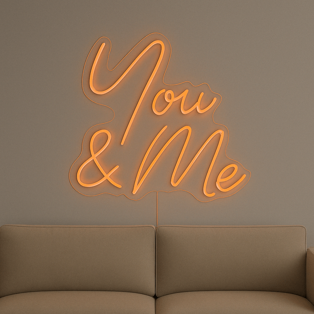 LED Neonschild "You & Me" in Orange an Wand montiert