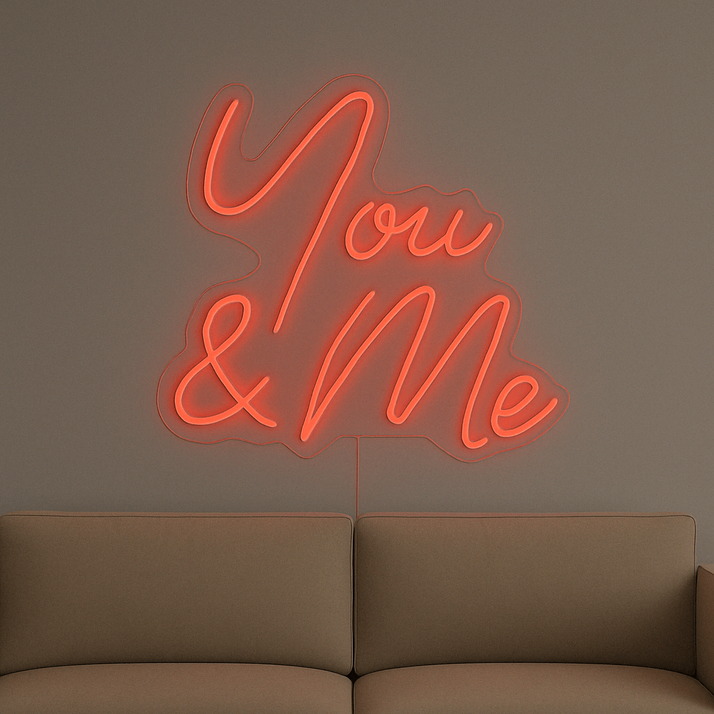 LED Neonschild "You & Me" in Rot an Wand montiert