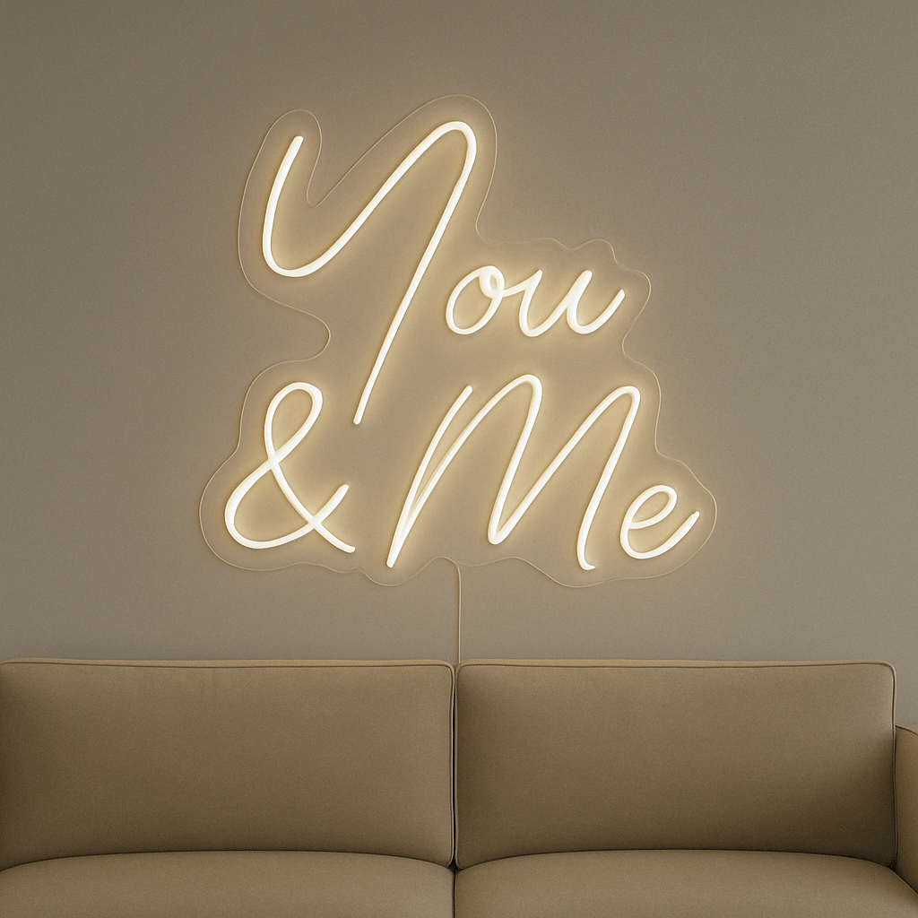 LED Neonschild "You & Me" in Warmweiß an Wand montiert