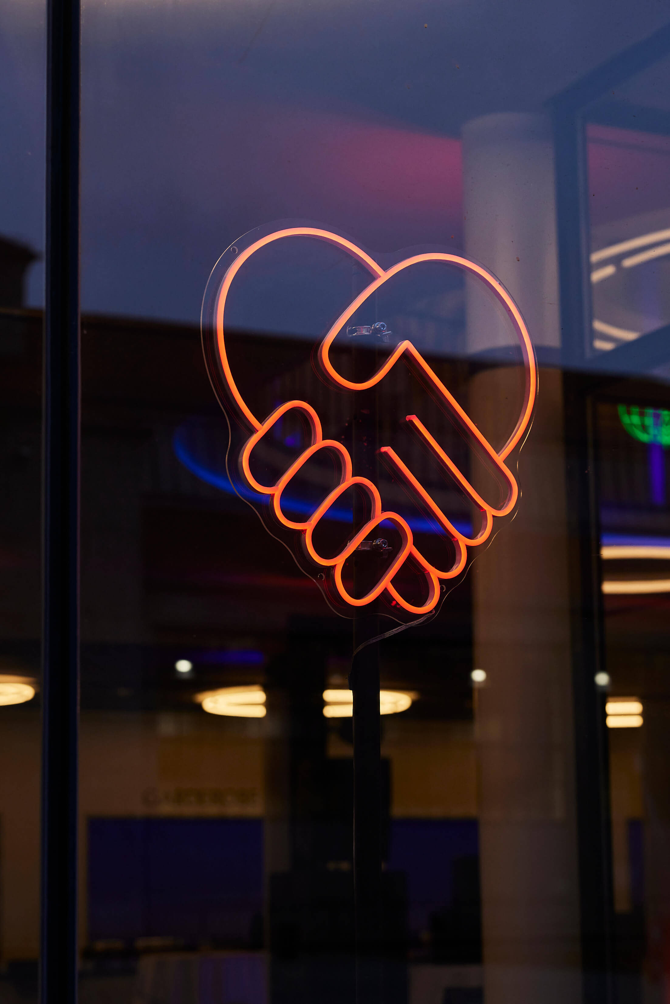 Firmenlogo Herz mit Hand Rot