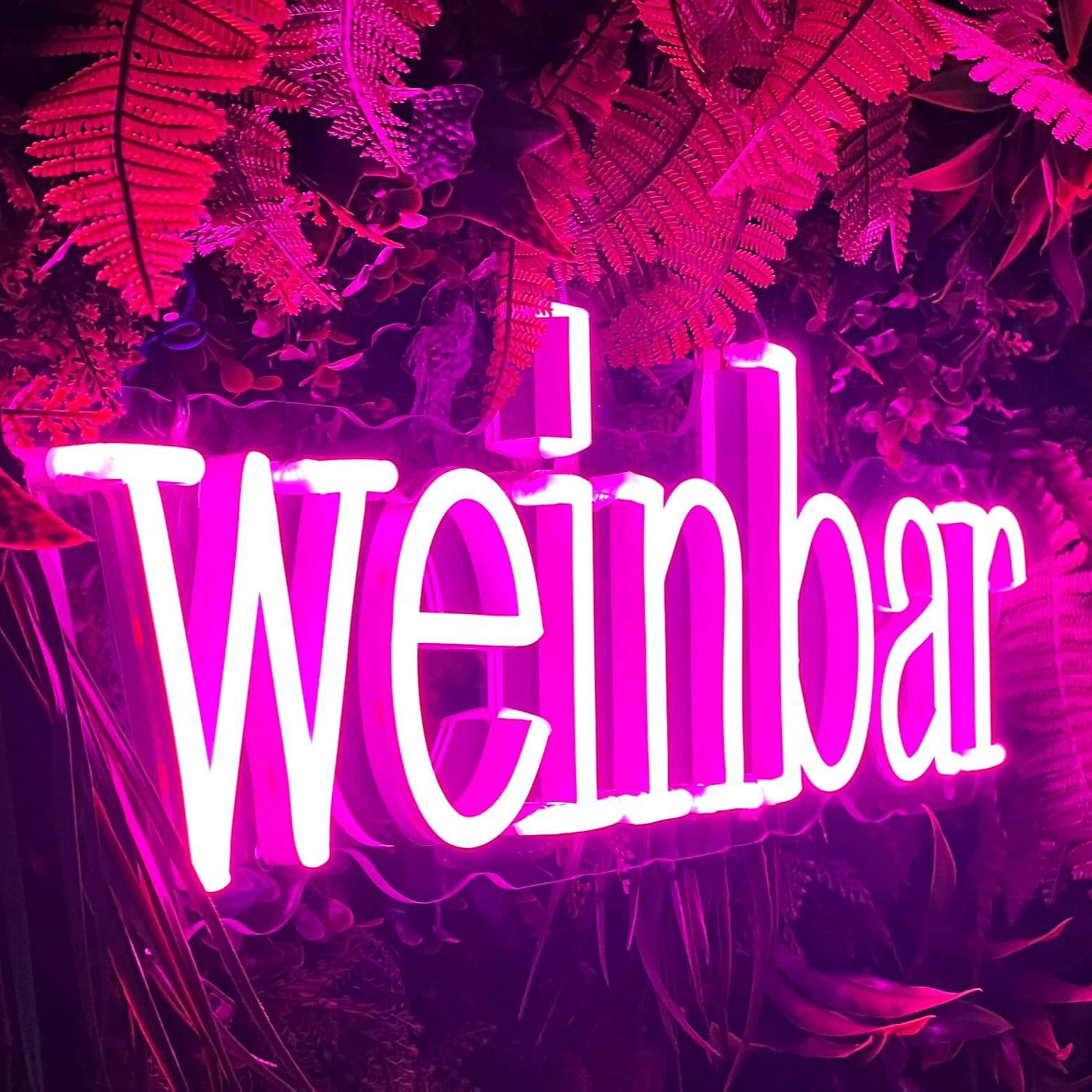 Weinbar Neon Blumenwand