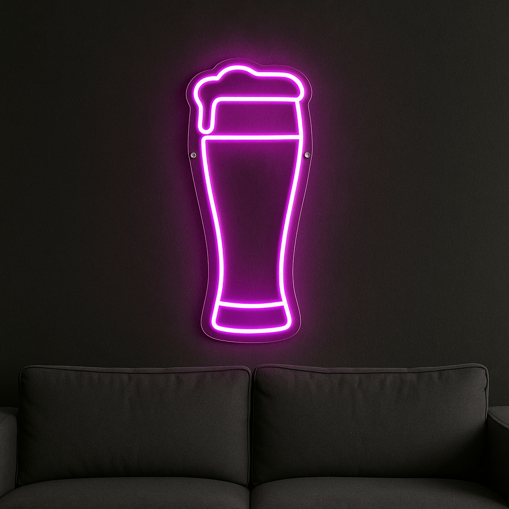 LED Neonschild "Bierglas" in Pink an dunkler Wand montiert