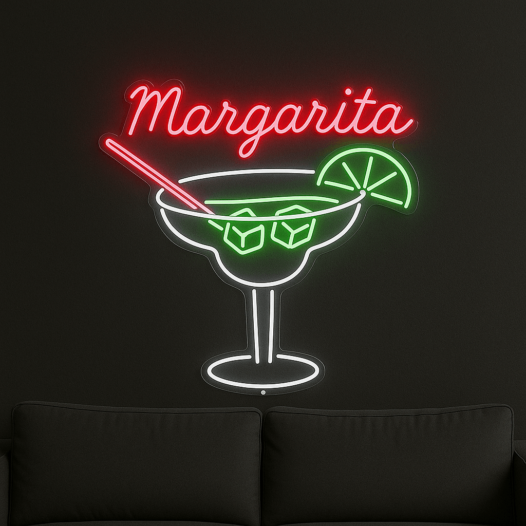 LED Neonschild "Margarita" mit Glas, Limettenscheibe und Schriftzug in Rot, Weiß & Grün an dunkler Wand montiert