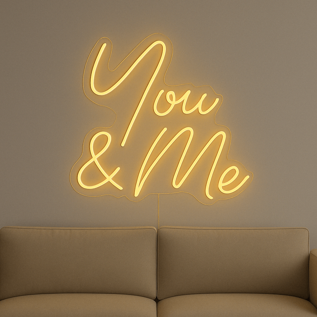 LED Neonschild "You & Me" in Goldgelb an Wand montiert