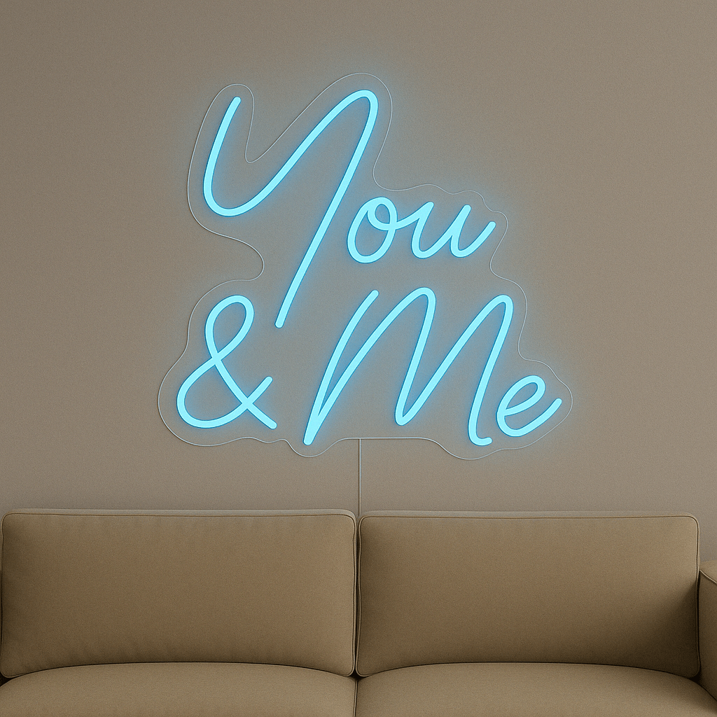 LED Neonschild "You & Me" in Hellblau an Wand montiert